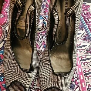 Predictions Elegant Black and White Peep-Toe Women's Shoes Size 9